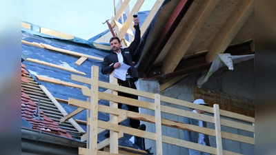 Zimmerermeister Moritz Lemberg erhob sein Glas auf das Jugendwohnheim. (Foto: Simon Vornberger/Kolping München)