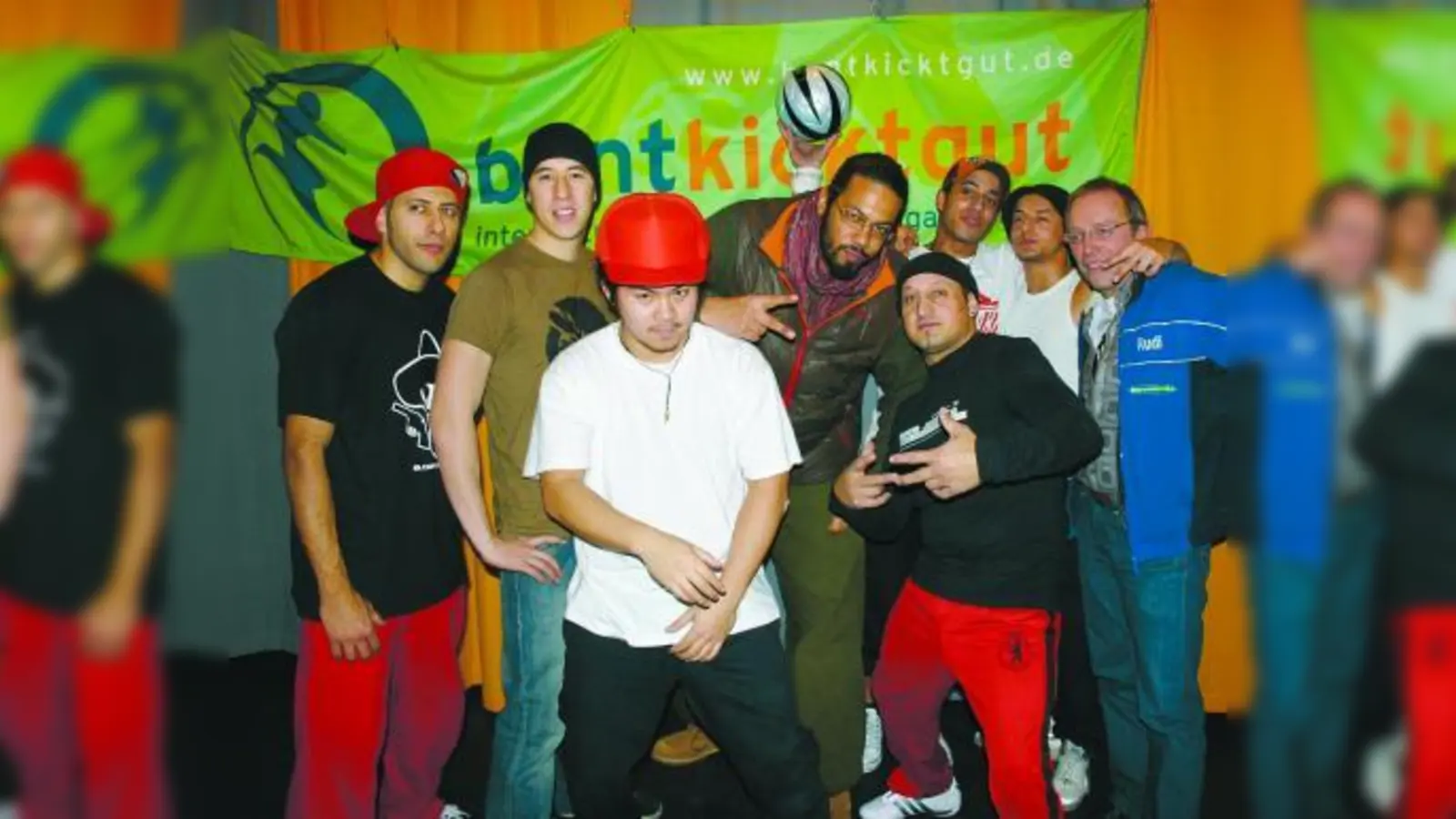 Samy Deluxe (M.) mit buntkicktgut-Projektleiter Rüdiger Heid (r.) und Breakdancern, die dem Rapper eine Kostprobe ihres Könnens zeigten. (Foto: ls)