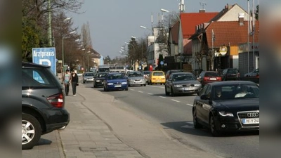 „Zehn Autos sehen und nur zwei hören“ – laut Landratsamt für Umwelt verspricht der offenporige Asphalt enorme Verbesserungen der Lebensqualität für Anwohner. Für die stark befahrene Obermenzinger Verdistraße wäre dies ein paradiesischer Zustand. (Foto: US)