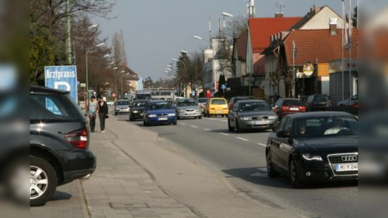 „Zehn Autos sehen und nur zwei hören“ – laut Landratsamt für Umwelt verspricht der offenporige Asphalt enorme Verbesserungen der Lebensqualität für Anwohner. Für die stark befahrene Obermenzinger Verdistraße wäre dies ein paradiesischer Zustand. (Foto: US)