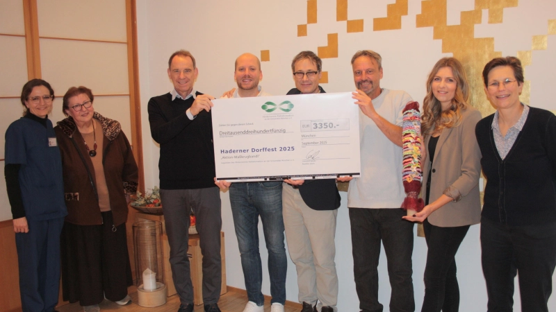 Spendenübergabe im „Raum der Stille” (von links): Ricarda Scheiner und Andrea Bayerlein (beide Palliativklinik), Thomas Barth (Förderverein), Florian Gilch, Oberarzt Prof. Berend Feddersen, Bernd Gilch, Sandra Dosch und Prof. Claudia Bausewein (Klinikdirektorin). (Foto: job)