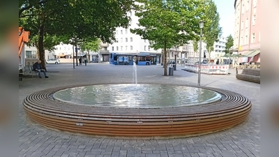 Bei der Eröffnung 2013 hatte der Brunnen noch über ein Dutzend Fontänen, derzeit sprudelt nur eine einzige. (Foto: tje)