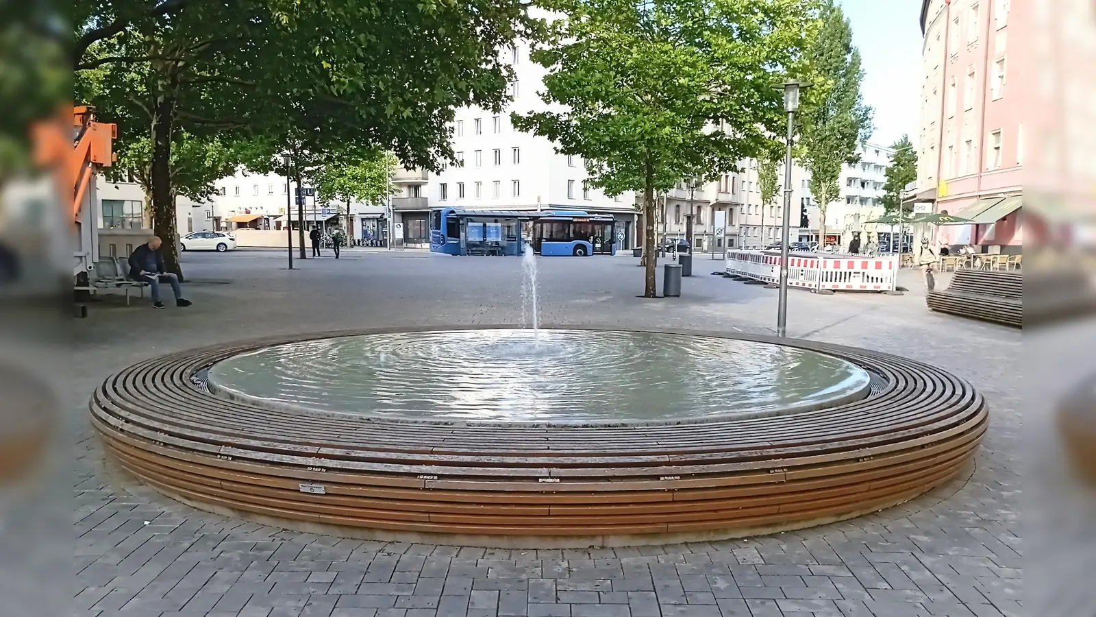 Bei der Eröffnung 2013 hatte der Brunnen noch über ein Dutzend Fontänen, derzeit sprudelt nur eine einzige. (Foto: tje)