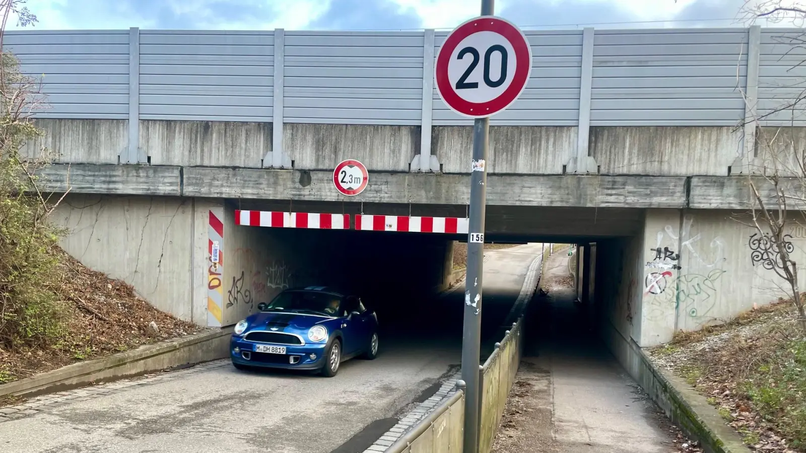 Die Fundamente einer Schilderbrücke sind etwa ein bis zwei Meter breit und mehrere Meter lang. Sie würden weit in die Böschung neben der Unterführung an der Allacher Straße hineinreichen. (Foto: bb)