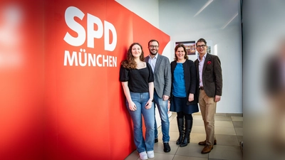 Marie Fuckerieder, Partei- und Fraktionsvorsitzender Christian Köning, Bürgermeisterin Verena Dietl und Raoul Koether (von links). (Foto: Thomas Witzgall)