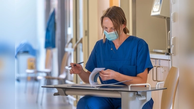 Marina Ufelmann ist Fachkrankenschwester für Anästhesie- und Intensivpflege. Als Praxisanleiterin bildet sie Kollegen für diesen Beruf fort. (Foto: argum/ Klinikum rechts der Isar)