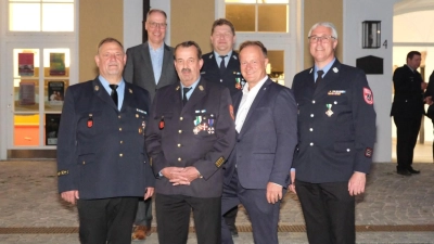 Landrat Robert Niedergesäß (2. von rechts) und Kreisbrandrat Albert Wirth (links) mit Matthias Wunschel, Andreas Heiß, Stefan Berger und Markus Schulz, die allesamt das goldene Ehrenkreuz erhielten. (Foto: Landratsamt Ebersberg)