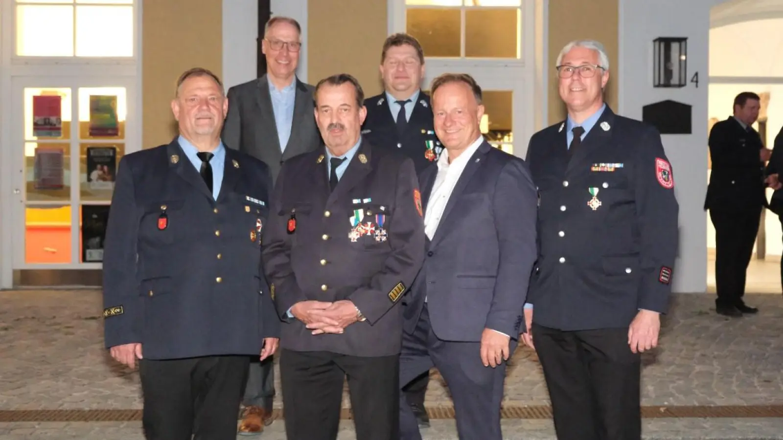 Landrat Robert Niedergesäß (2. von rechts) und Kreisbrandrat Albert Wirth (links) mit Matthias Wunschel, Andreas Heiß, Stefan Berger und Markus Schulz, die allesamt das goldene Ehrenkreuz erhielten. (Foto: Landratsamt Ebersberg)