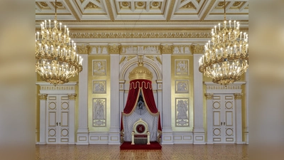 Die Prunkräume im Königsbau der Residenz – hier der Thronsaal des Königs – werden im Rahmen von Führungen besucht.  (Foto: © Bayerische Schlösserverwaltung, Rainer Herrmann)
