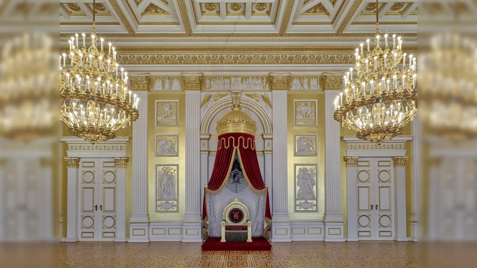 Die Prunkräume im Königsbau der Residenz – hier der Thronsaal des Königs – werden im Rahmen von Führungen besucht.  (Foto: © Bayerische Schlösserverwaltung, Rainer Herrmann)
