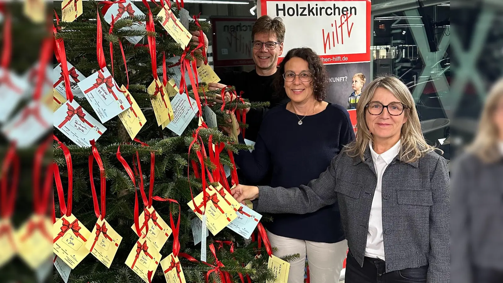 Der Verein Holzkirchen hilft e.V., vertreten durch Marc und Sabine Gerster erfüllen gemeinsam mit dem Autohaus Grasdanner, vertreten durch Lydia Obermüller, Wünsche bedürftiger Bürger. (Foto: Holzkirchen hilft e.V.)