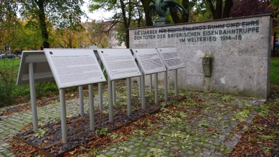 Das Gefallenendenkmal am südlichen Zugang zum Olympiapark ruft trotz Aufstellung der Erklärtafeln im Jahr 2022 noch Kritik hervor. (Foto: Beatrix Köber)