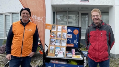 Christian Sprey (l.) und Til Neunhoeffer. (r.) vom ADFC freuen sich über viele Teilnehmer beim Fahrradklimatest. (Foto: hw)