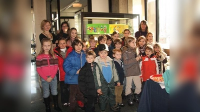 Die Schule der Phantasie in Gräfelfing bietet Kindern der Grundschule am Nachmittag eine intensive Beschäftigung mit Kunst. Auch große Künstler werden dabei zum Vorbild in den Kursen genommen, wie vor einem Jahr James Rizzi. Das Bild zeigt einige Kinder des damaligen Pop-Art-Kurses mit Lilli Plodeck, Julia Spengler und Sylvia Endres (v.l.). (Foto: US)