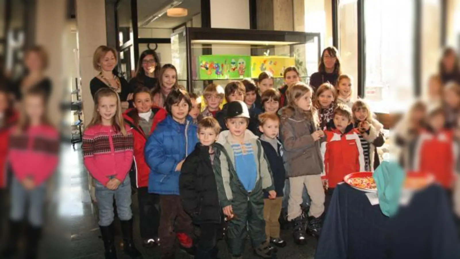 Die Schule der Phantasie in Gräfelfing bietet Kindern der Grundschule am Nachmittag eine intensive Beschäftigung mit Kunst. Auch große Künstler werden dabei zum Vorbild in den Kursen genommen, wie vor einem Jahr James Rizzi. Das Bild zeigt einige Kinder des damaligen Pop-Art-Kurses mit Lilli Plodeck, Julia Spengler und Sylvia Endres (v.l.). (Foto: US)