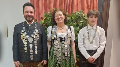 Pistolenkönig Ronny Zeigermann, Schützenkönigin Carmen Reder und Jugendkönig Jamie Zeigermann. (Foto: Yvonne Zeigermann)