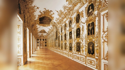 Die prunkvollen Räume der Residenz, hier die Ahnengalerie, dienten nicht zuletzt der Demonstration von Macht.  (Foto: © Bayerische Schlösserverwaltung, Toni Schneider)