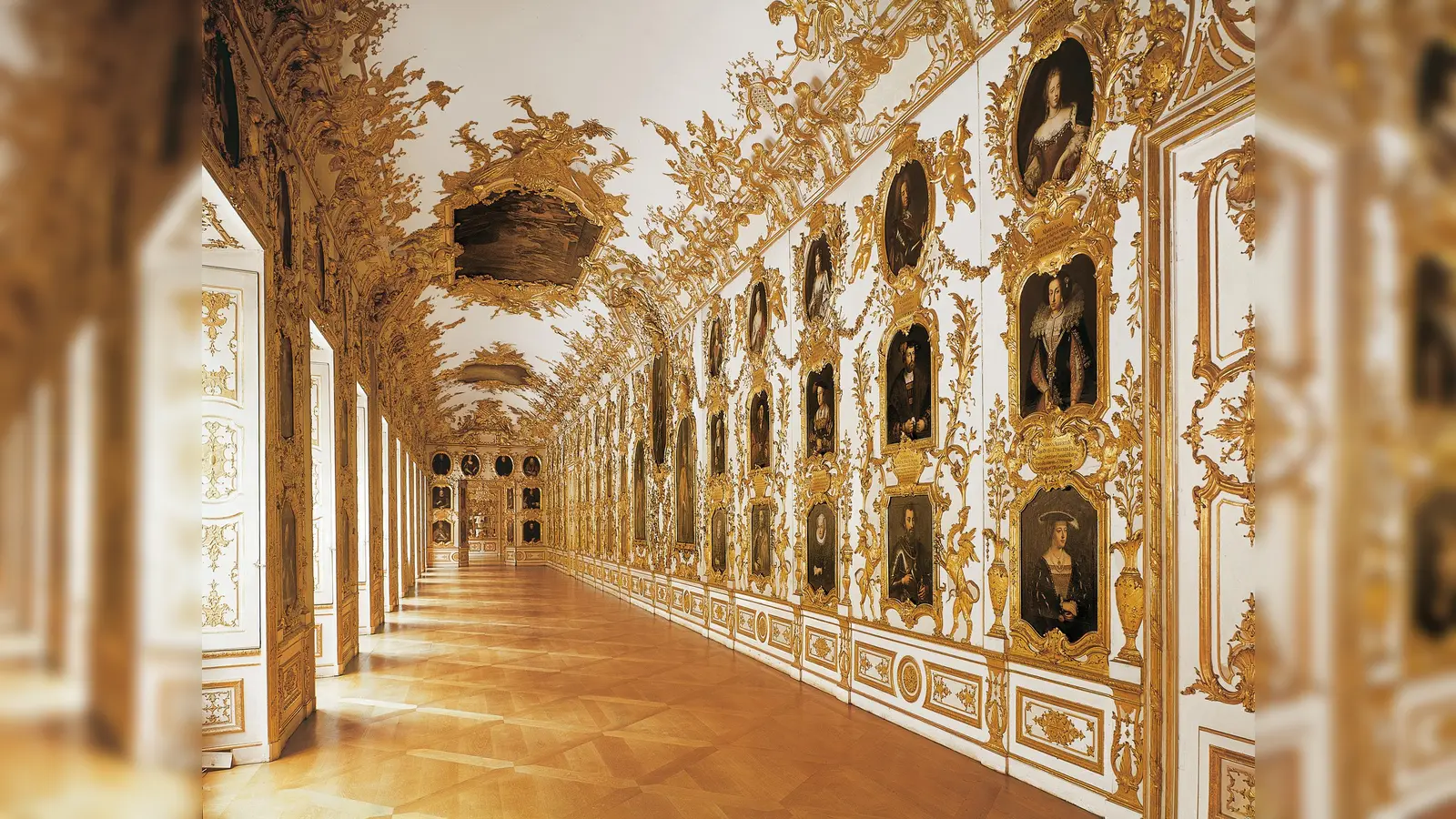 Die prunkvollen Räume der Residenz, hier die Ahnengalerie, dienten nicht zuletzt der Demonstration von Macht.  (Foto: © Bayerische Schlösserverwaltung, Toni Schneider)