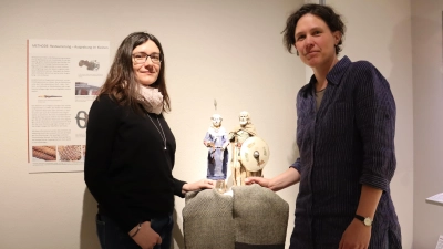 Jennifer Bagley vom Bajuwarenhof Kirchheim (links) und Anja Pütz vom AschheiMuseum widmen sich im gemeinsamen Themenjahr dem Textilhandwerk im frühen Mittelalter, zur Zeit der Bajuwaren. (Foto: bas)