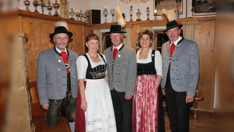 Martin Lohmeyer, mit Christl Schechner, Anton Baumann, Antonie Wisneth und Michael Wiefarn (v. li.). (Foto: Trachtler)