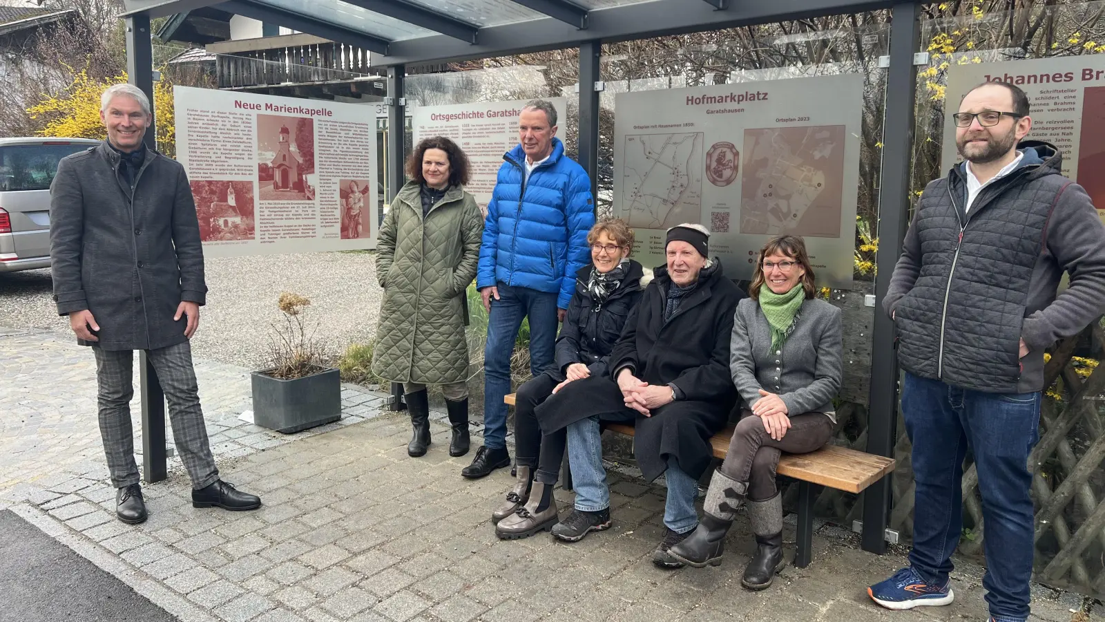 Bei der Einweihung der neuen Geschichts-Bushäusl: Dr. Andreas Kapphan (von links), Dr. Cornelia Beck-Kapphan, Michael Hirschel, André Conrad, Karin Allendorf, Willi Eisele und Ortsteilsprecherin Imke Schmid. (Foto: Susanne Hauck)