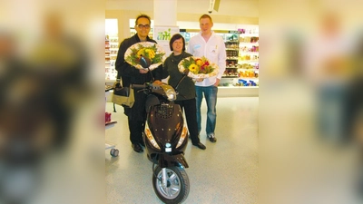 Der stellvertretende dm-Filialleiter Andreas Biasizzo (re.) mit den beiden glücklichen Gewinnern Monika Fraas und Molek Dusan. (Foto: pi)