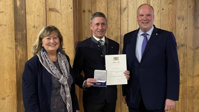 Bürgermeister Christoph Böck (Bildmitte) wurde von Landrat Christoph Göbel (r.) mit der Verdienstmedaille in Bronze ausgezeichnet. Es gratulierte ebenfalls die stellvertretende Landrätin Annette Gansmüller-Maluche. (Foto: hw)