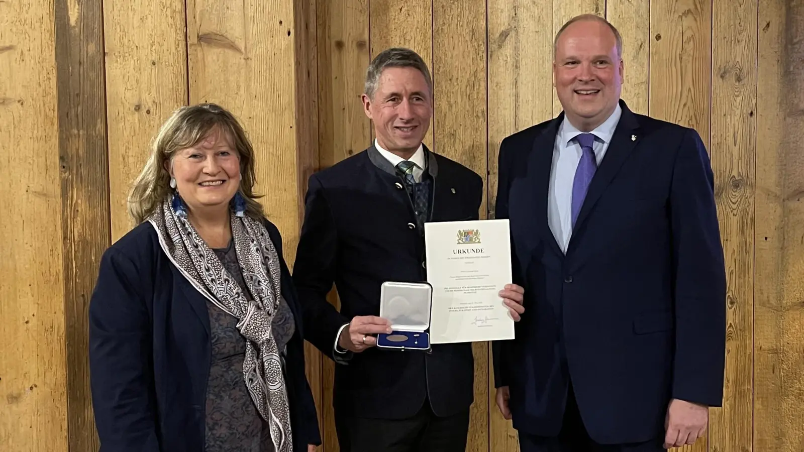 Bürgermeister Christoph Böck (Bildmitte) wurde von Landrat Christoph Göbel (r.) mit der Verdienstmedaille in Bronze ausgezeichnet. Es gratulierte ebenfalls die stellvertretende Landrätin Annette Gansmüller-Maluche. (Foto: hw)