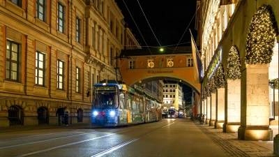 Auch heuer dreht die Christkindltram wieder ihre Runden. Das Foto zeigt sie in der festlich beleuchteten Maffeistraße. (Foto: SWM/MVG)