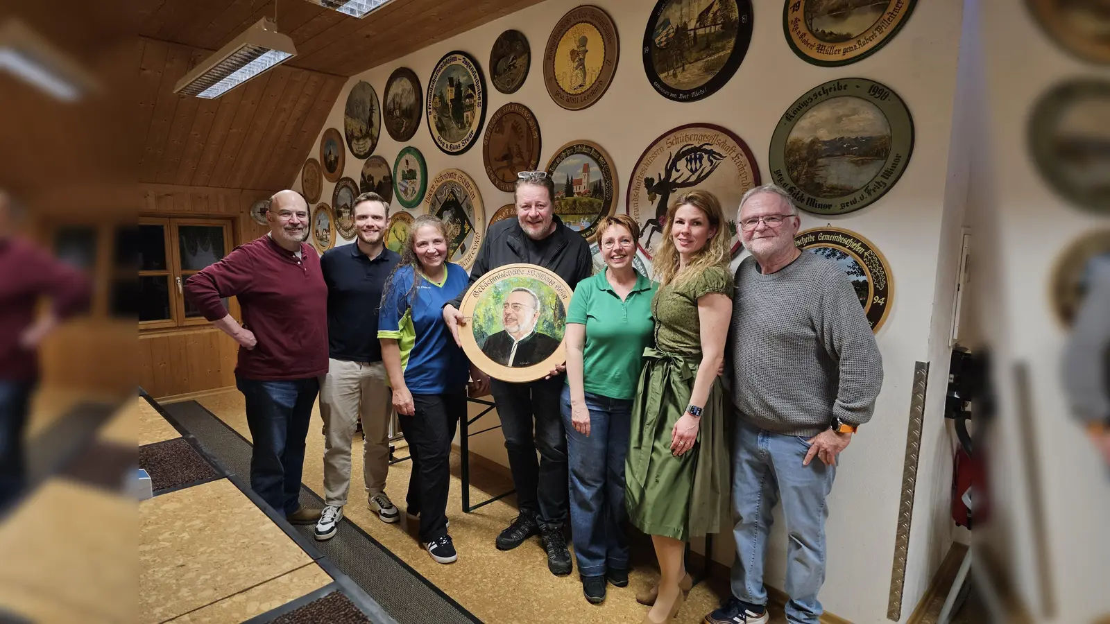 Spender Dr. Thomas Weiler, Sohn Moritz Kofen, Gewinner Bogen Andrea Horwath, Sportleiter Martin Vermathen, Gewinner Kugel Anja Lehmann, Tochter Christina Rebay von Ehrenwiesen, 1. Schützenmeister Josef Schneider (von links) zeigen die Scheibe.<br><br> (Foto: SG Hechendorf-Güntering)