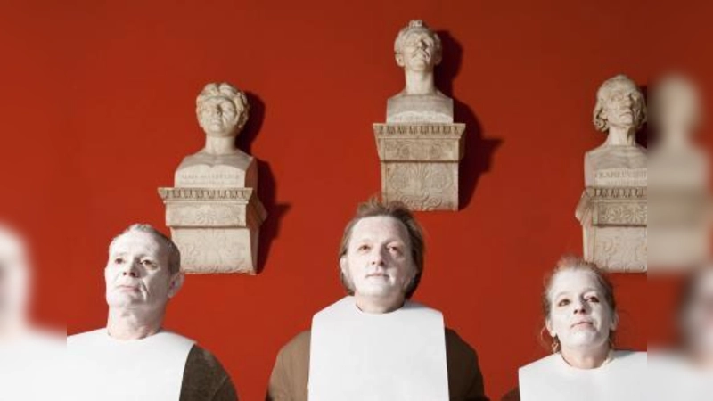 Zwischen den Büsten berühmter Persönlichkeiten posierten Künstler aus dem Westend in der Ruhmeshalle auf der Theresienhöhe fürs diesjährige „open Westend”. (Foto: Erol Gurian)