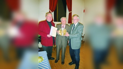 Heinrich Rösl, Engelbert Kreitmaier und der Vorsitzende des Siedler- und Eigenheimervereines Neuaubing, Peter Malter (v.l.). (Foto: pi)