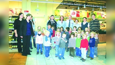 30 Kinder des „Kibiku-Kinderhaus Xundi” aus Laim waren anlässlich des Welternährungstages zu Gast im HIT-Markt Laim. (Foto: sb)