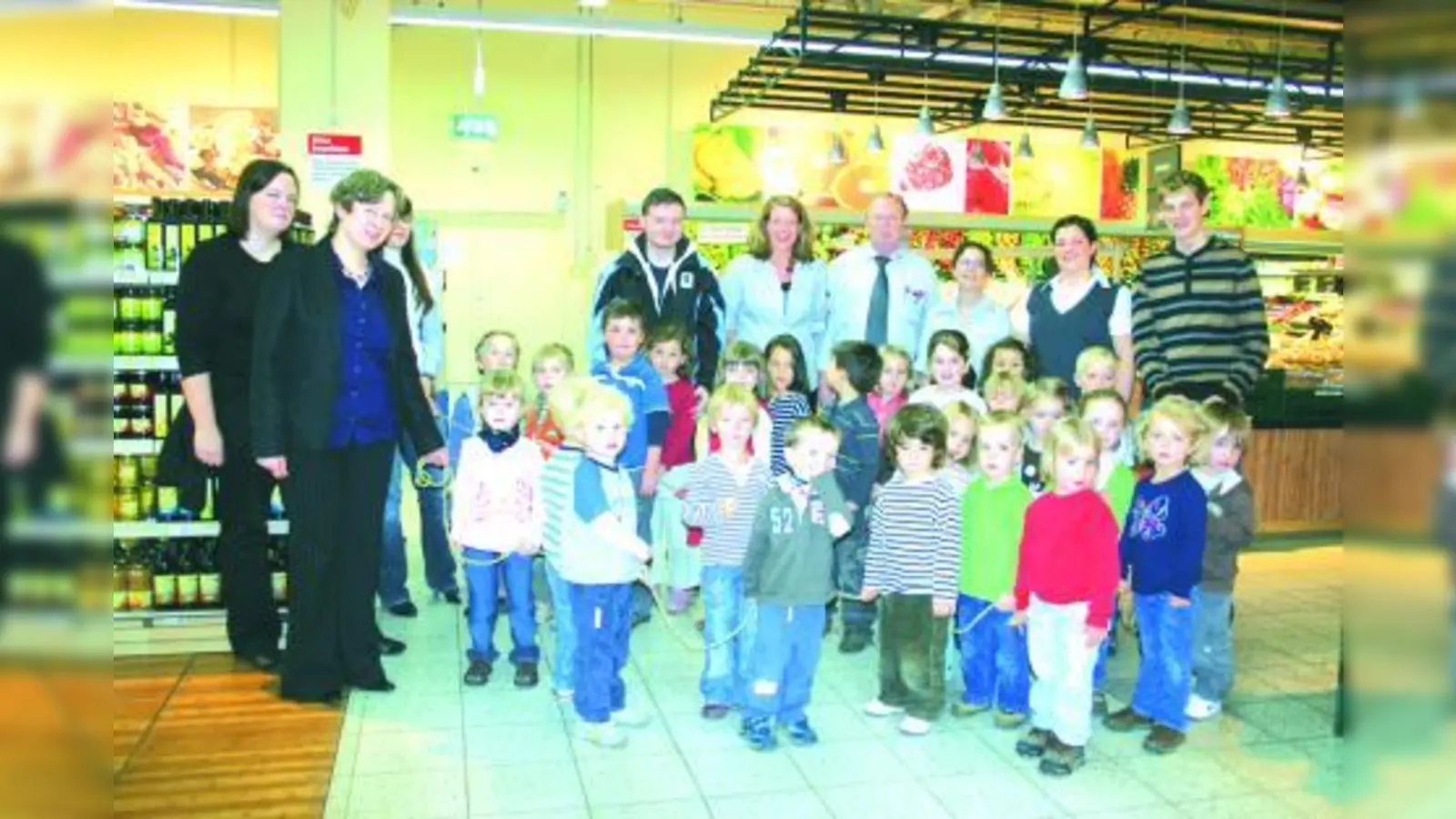 30 Kinder des „Kibiku-Kinderhaus Xundi” aus Laim waren anlässlich des Welternährungstages zu Gast im HIT-Markt Laim. (Foto: sb)