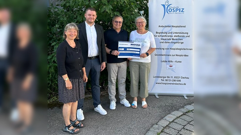 Übergabe der Spende (von links): Martina Gröschner (Koordinatorin Elisabeth-Hospizverein), Florian Feichtmeier (Serviceleiter MAHAG Dachau), Ottmar Prockl (Verkaufsleiter MAHAG Dachau), Irmgard Haas (1. Vorsitzende Elisabeth-Hospizverein). (Foto: MAHAG Dachau)