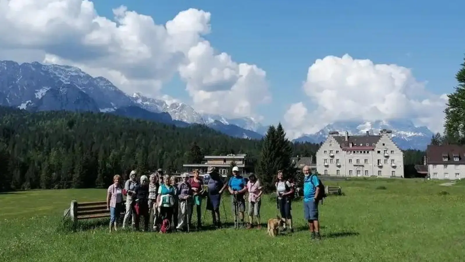 Von der Elmauer Alm gab einen perfekten Panoramablick in die Alpen.  (Foto: DAV Peißenberg)