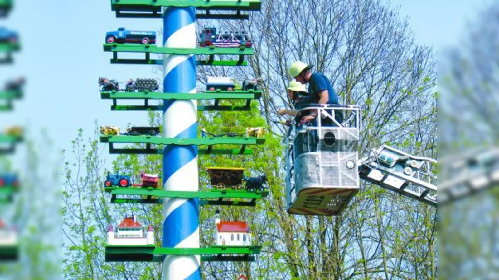 Mitglieder des Burschenverein Obermenzing e.V. beim Montieren der historischen Maibaumfiguren. (Foto: pi)
