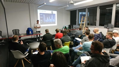 Vor der Praxis kommt die Theorie: Der PBC Olimpia München bereitete sich mit einem Mentalcoaching auf die Rückrunde in der Landesliga vor. (Foto: Verein)