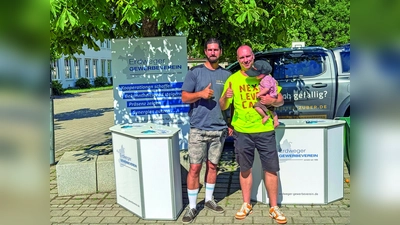 Marcus Ölsner (re), 1. Vorstand des Erdweger Gewerbevereins, und Philipp Zuber (li), 2. Vorstand, präsentierten den Erdweger Gewerbeverein auf dem diesjährigen Bürgerfester der Gemeinde Erdweg. (Foto: EGV)