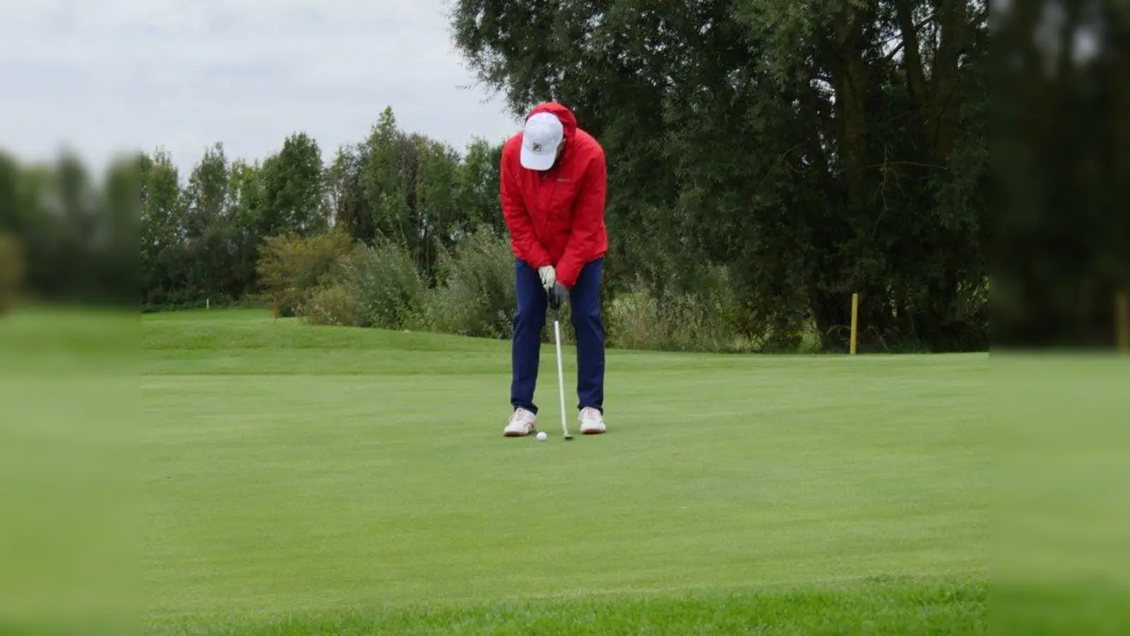 Ein Golfer konzentriert sich auf seinen nächsten Abschlag. (Foto: Helmut Winkler)