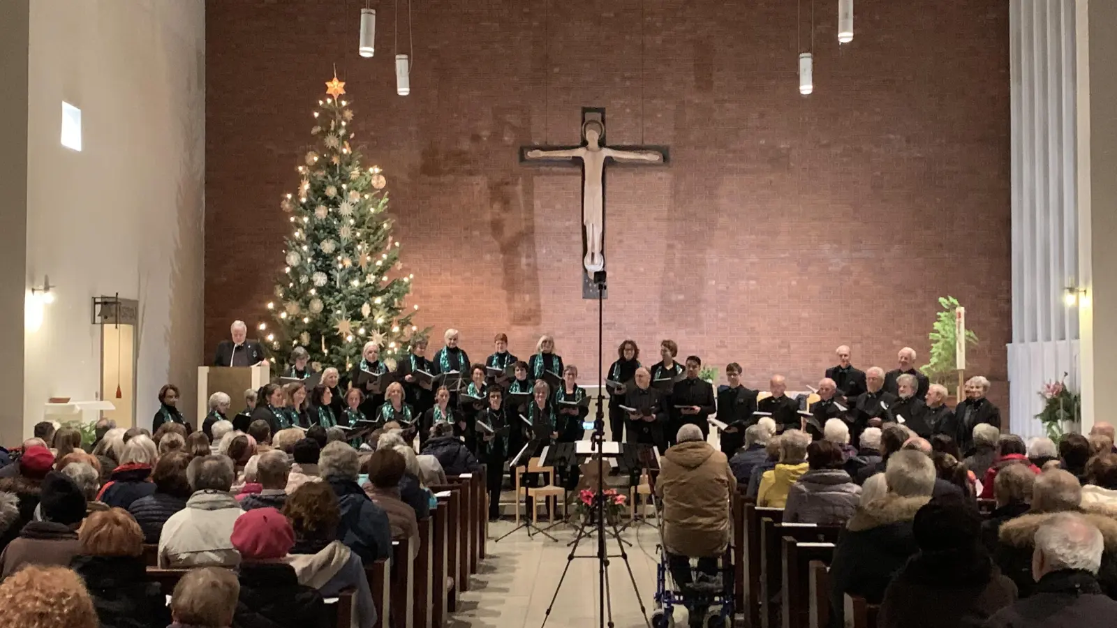 Die fröhliche, gnadenbringende Weihnachtszeit besang der Chor. (Foto: CGUG)