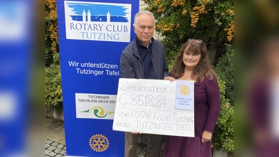 Freude bei der symbolische Scheckübergabe: Caroline Krug (Leiterin der Tutzinger Tafel) und Matthias Weber (Präsident Rotary Club Tutzing). (Foto: Weber)