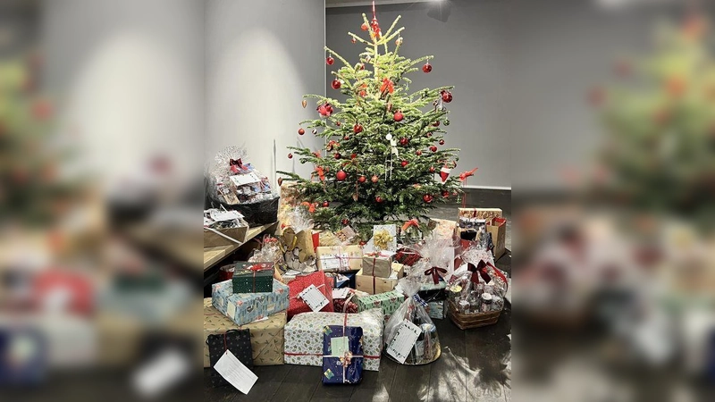 Die Frauen-Union Vaterstetten veranstaltet wieder ihre beliebte Wunschbaumaktion. Die Geschenke müssen bis 3. Dezember abgegeben werden. (Foto: Merzendorfer)