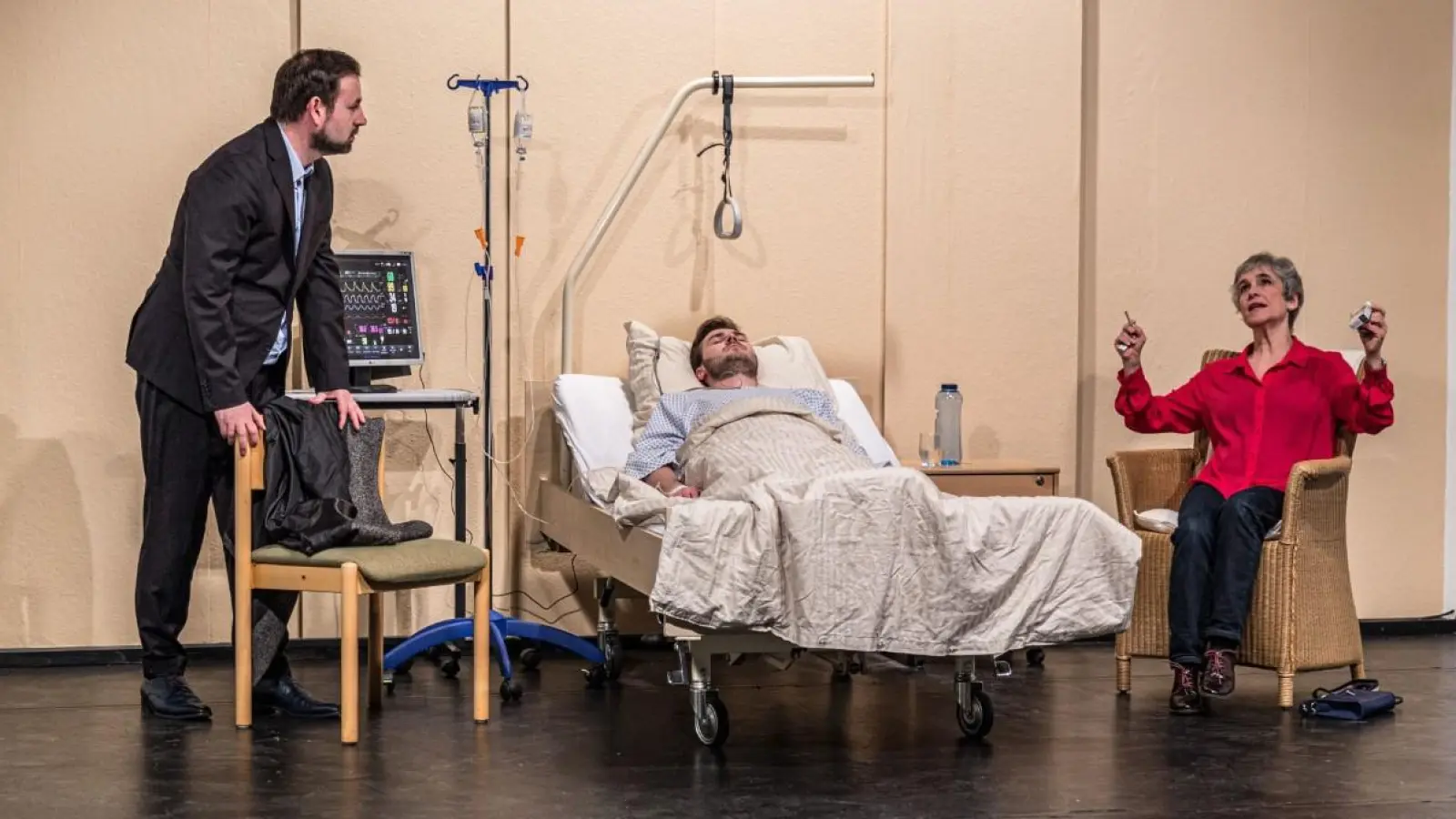 Carola und Paul wachen an Michaels Bett. (Foto: Roßstall-Theater)