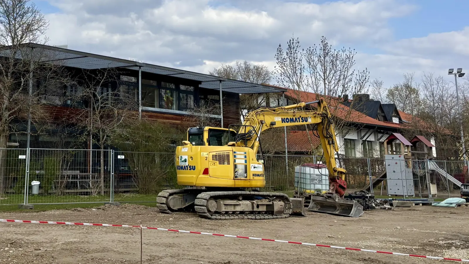 Um die Schule entstehen ein Klimawäldchen und viel Platz zum Spielen. Das Ende der Arbeiten ist für Ende 2025 geplant. (Foto: Ulrike Seiffert)
