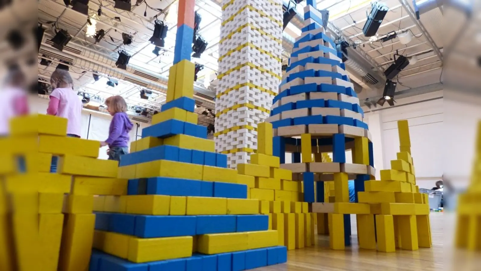 Kinder am 7 Jahre können ab dem 30. April in der Kinder- und Jugendwerkstatt Pasing Fabrik ihrer Fantasie mit Bauklötzen freien Lauf lassen. (Foto: Kultur & Spielraum e.V.)