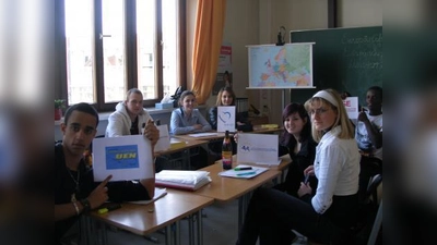 Schülerinnen und Schüler der Klasse 10 c der Carl-von-Linde-Realschule ahmten Entscheidungsprozesse in EU-Parlament, -Kommission und -Rat nach. (Foto: pi)