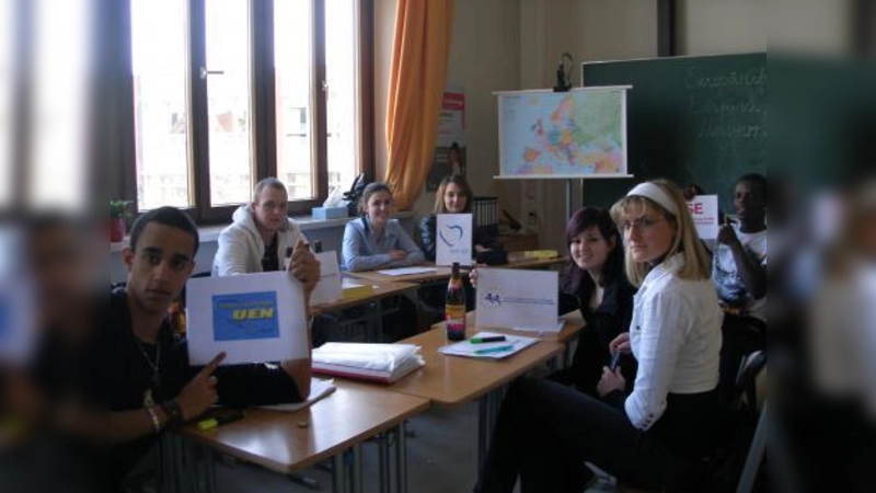 Schülerinnen und Schüler der Klasse 10 c der Carl-von-Linde-Realschule ahmten Entscheidungsprozesse in EU-Parlament, -Kommission und -Rat nach. (Foto: pi)