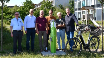 Dr. Joachim Krause (3. Bürgermeister), Linus Diergarten, Dr. Götz Braun, Christopher Redl (Stadtverwaltung), Werner Fuß und Dr. Dietmar Gruchmann (v.l.n.r.) zeigen hier die neue Reparaturstation. (Foto: © Felix B. Brümmer, Stadt Garching)