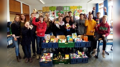  Schüler und Lehrer freuen sich über volle Spendenkisten. (Foto: NBH)
